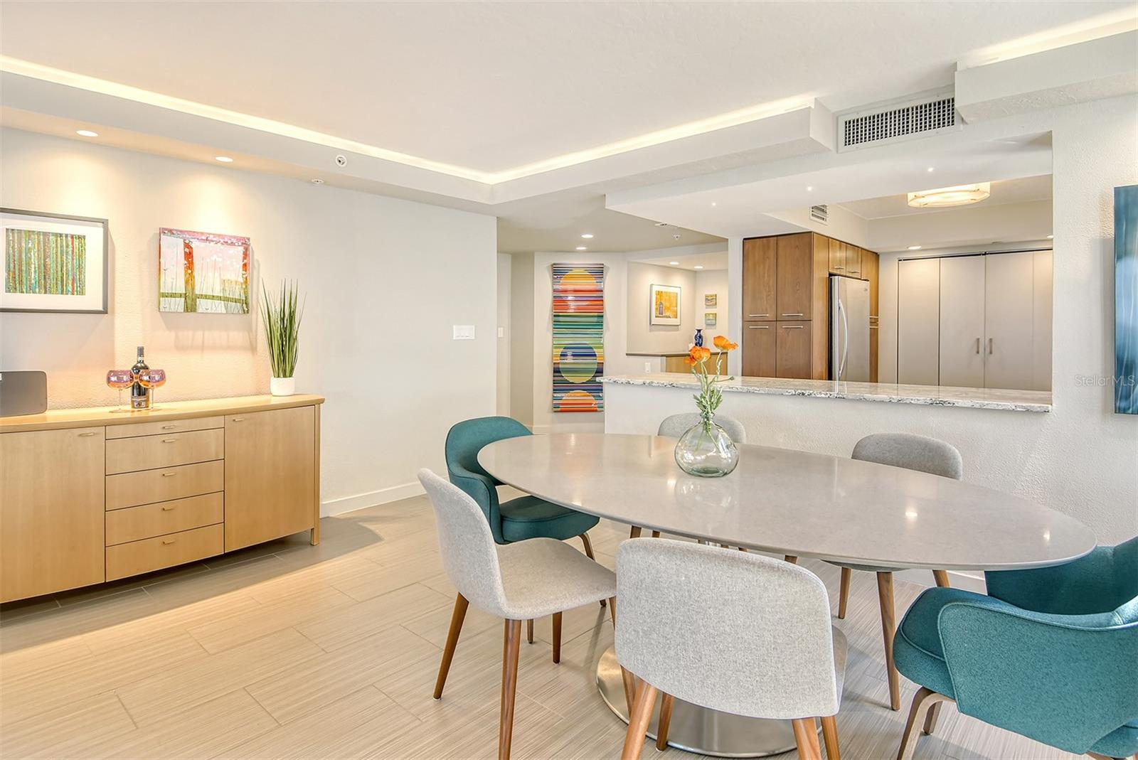 101 SUNSET DR #203