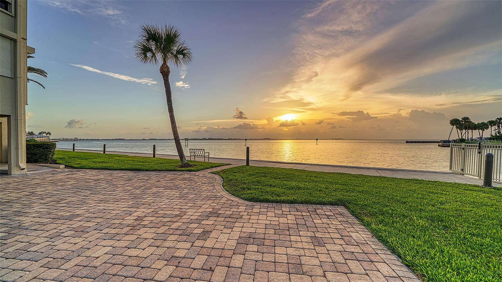 101 SUNSET DR #203