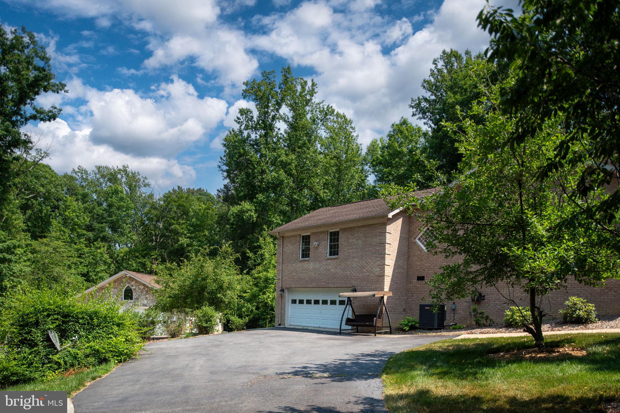 72 Forest Ln