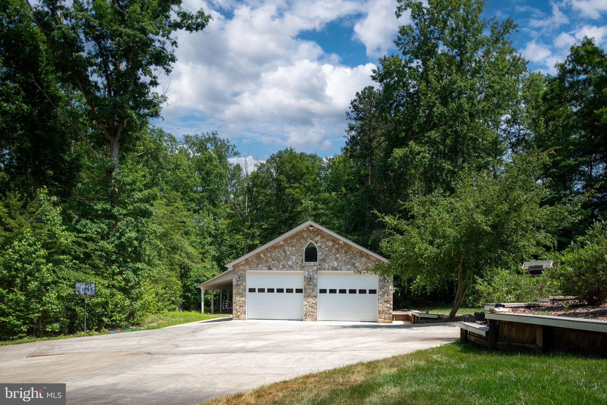 72 Forest Ln