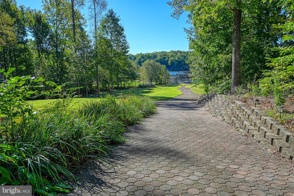 401 Laurelwood Dr