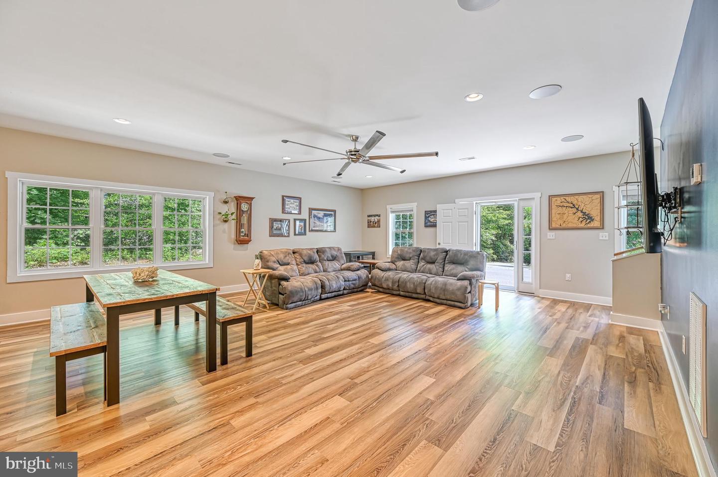 219 Oakwood Dr