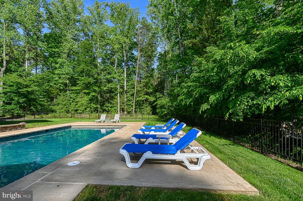 123 Shorewood Dr
