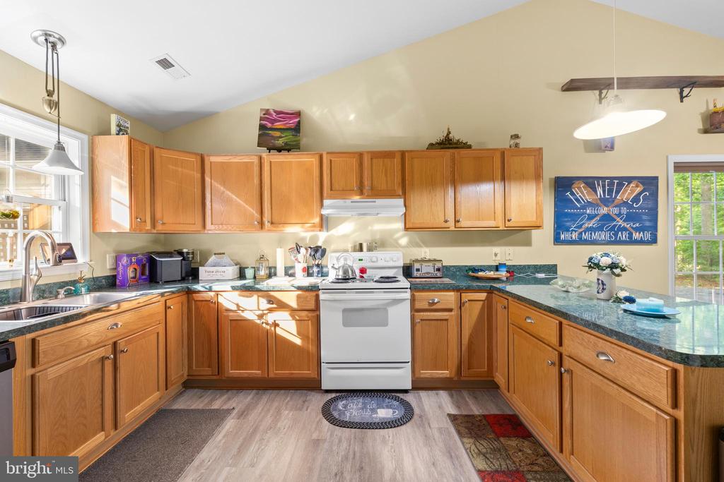 239 OAKWOOD DR