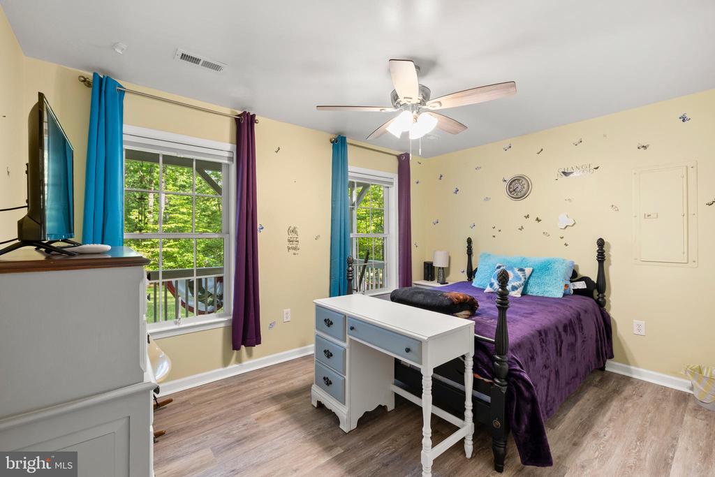 239 OAKWOOD DR