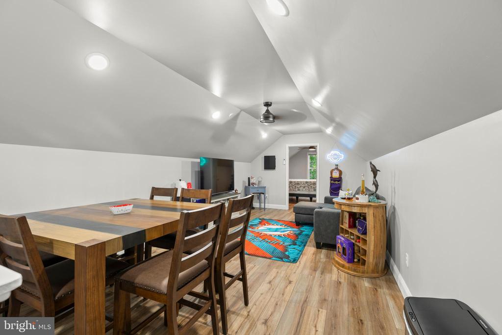 239 OAKWOOD DR
