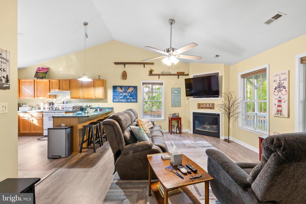 239 OAKWOOD DR