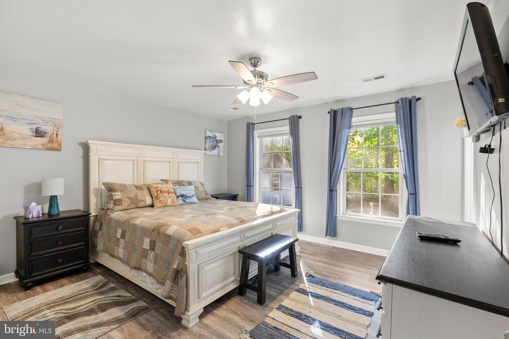 239 OAKWOOD DR