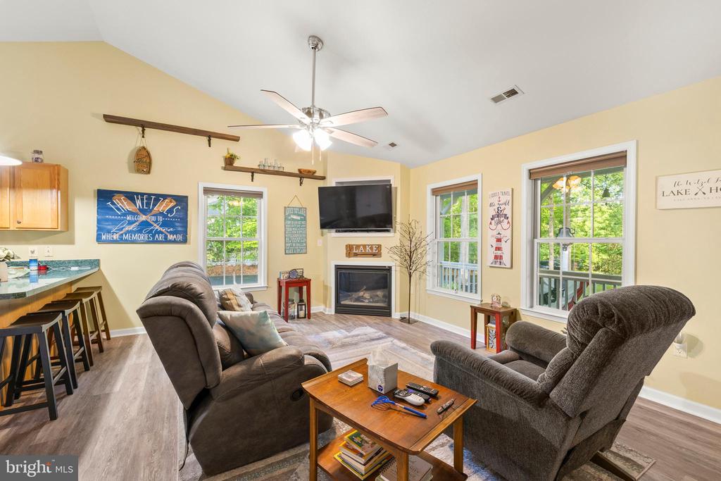 239 OAKWOOD DR