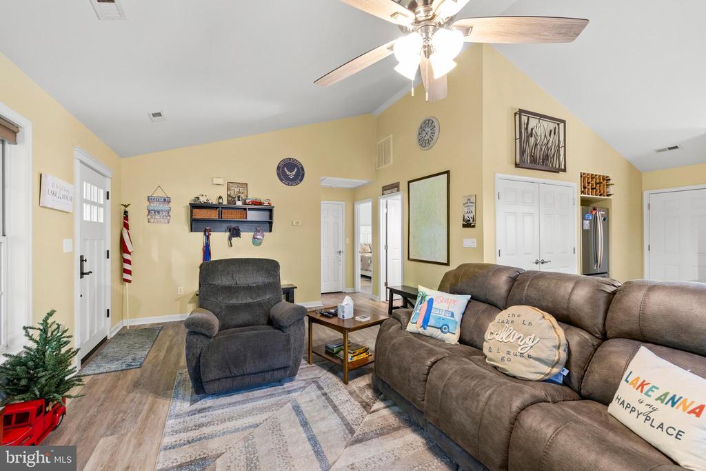 239 OAKWOOD DR
