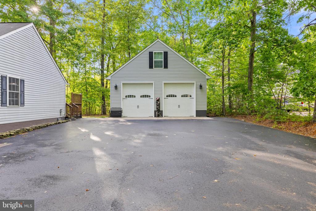 239 OAKWOOD DR