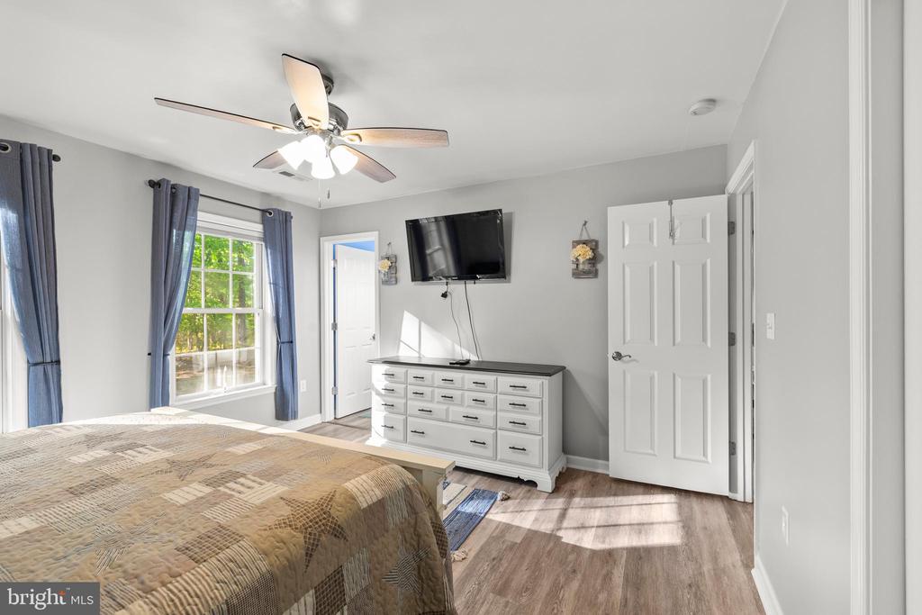 239 OAKWOOD DR