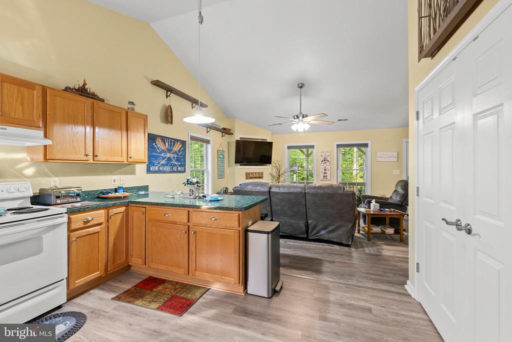 239 OAKWOOD DR
