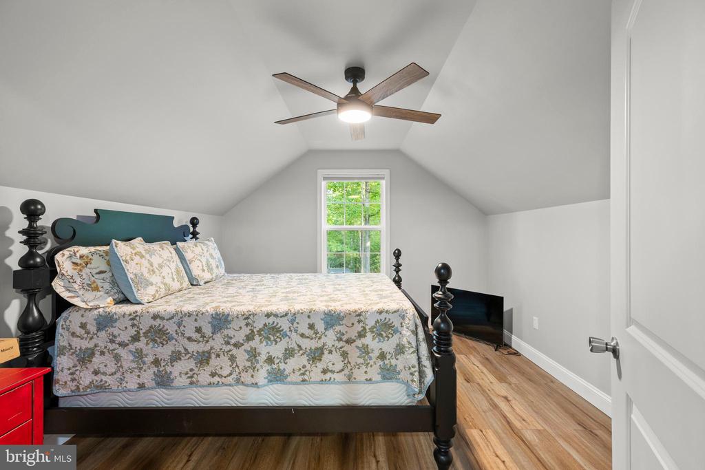 239 OAKWOOD DR