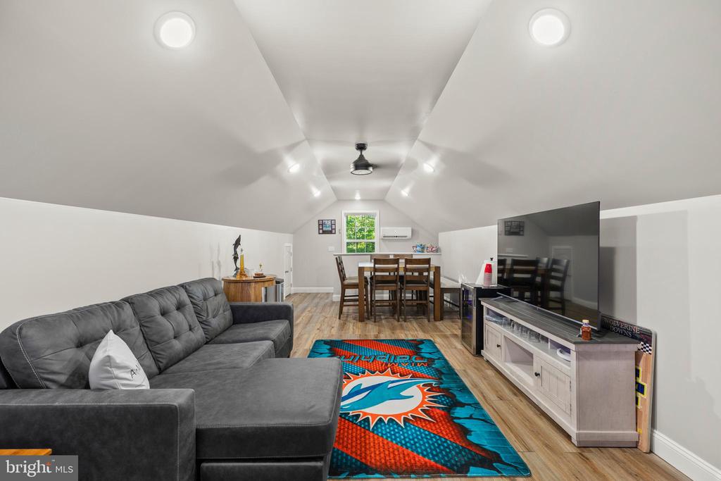 239 OAKWOOD DR
