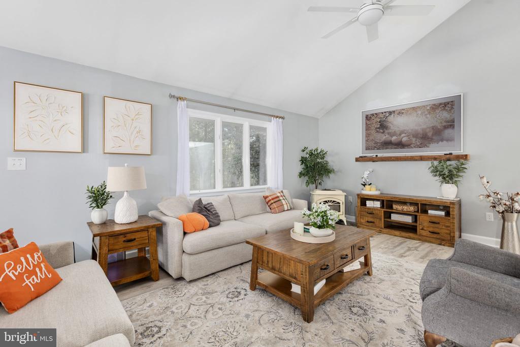 208 OAKWOOD DRIVE