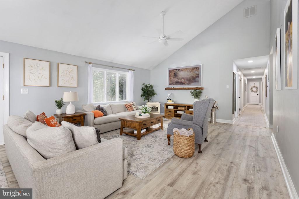 208 OAKWOOD DRIVE