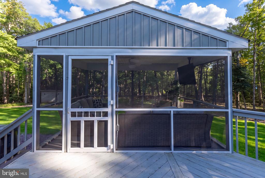 208 OAKWOOD DRIVE