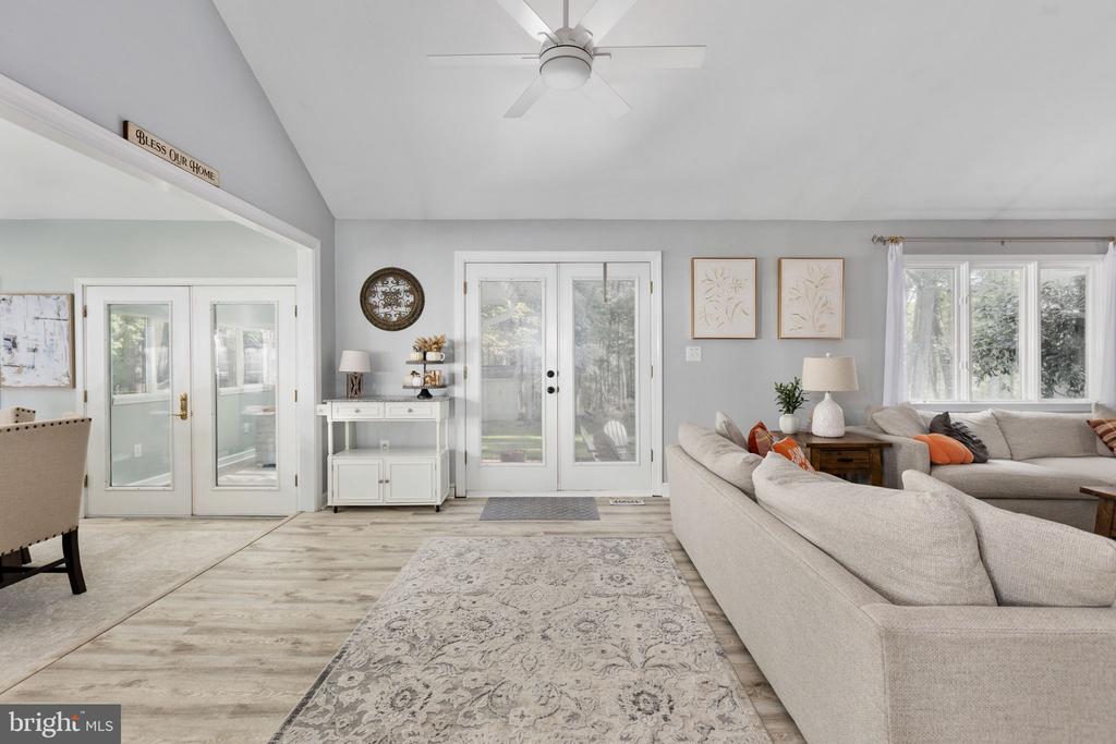 208 OAKWOOD DRIVE