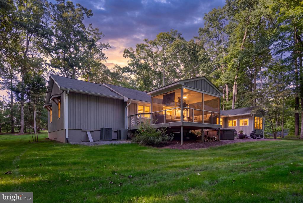 208 OAKWOOD DRIVE