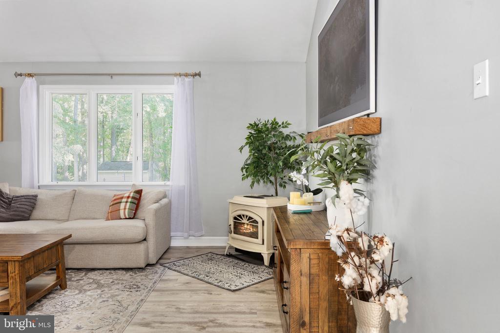 208 OAKWOOD DRIVE