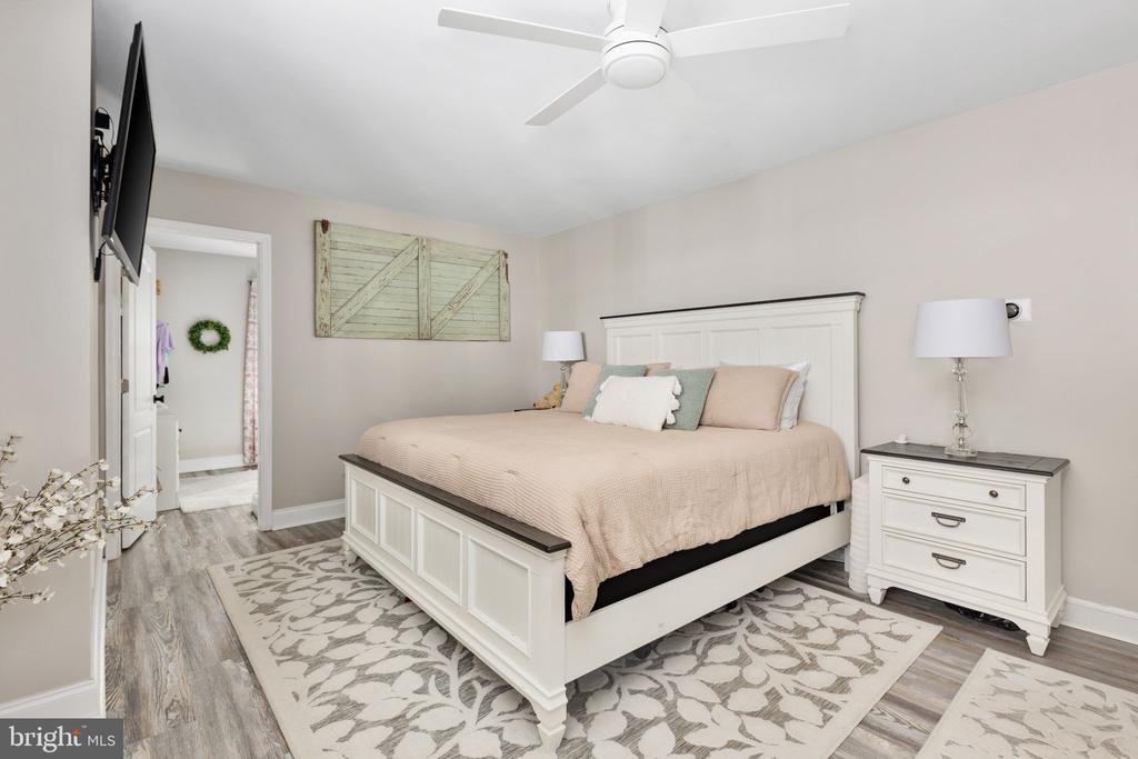 208 OAKWOOD DRIVE