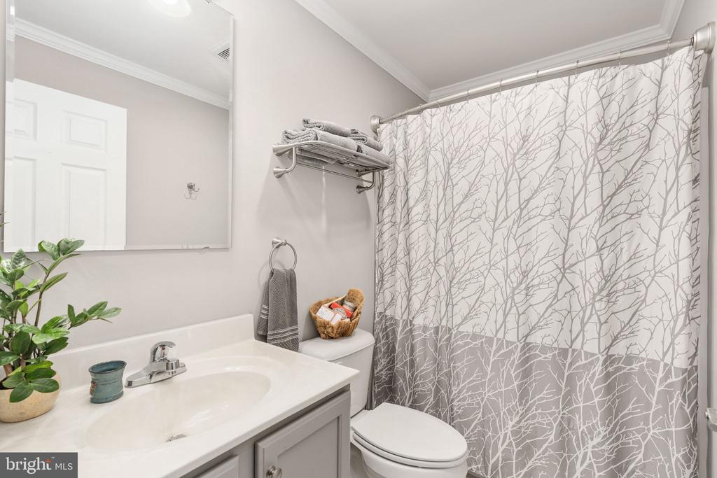 15704 LAKE LEA COURT