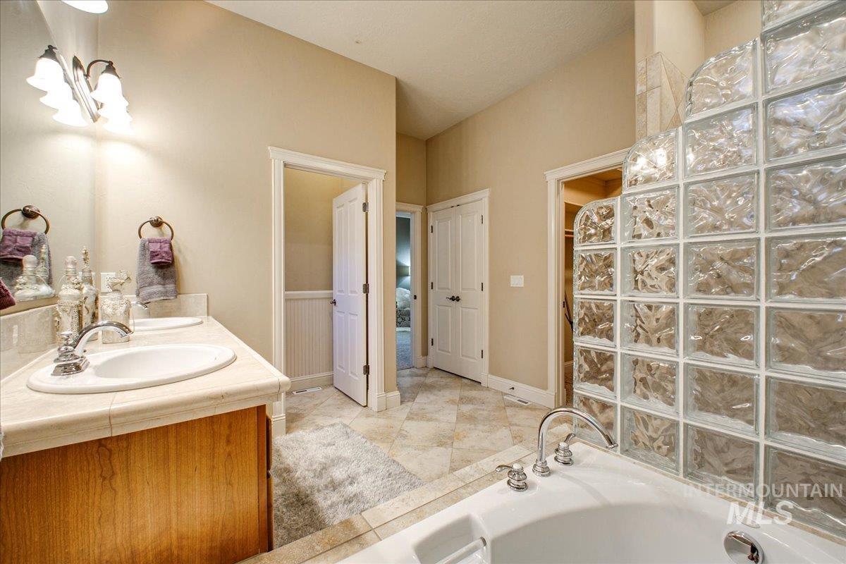 124 W Stone Path Ln