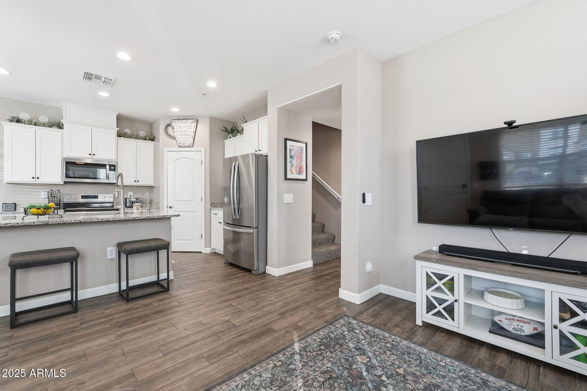 1255 N ARIZONA Avenue N 1323