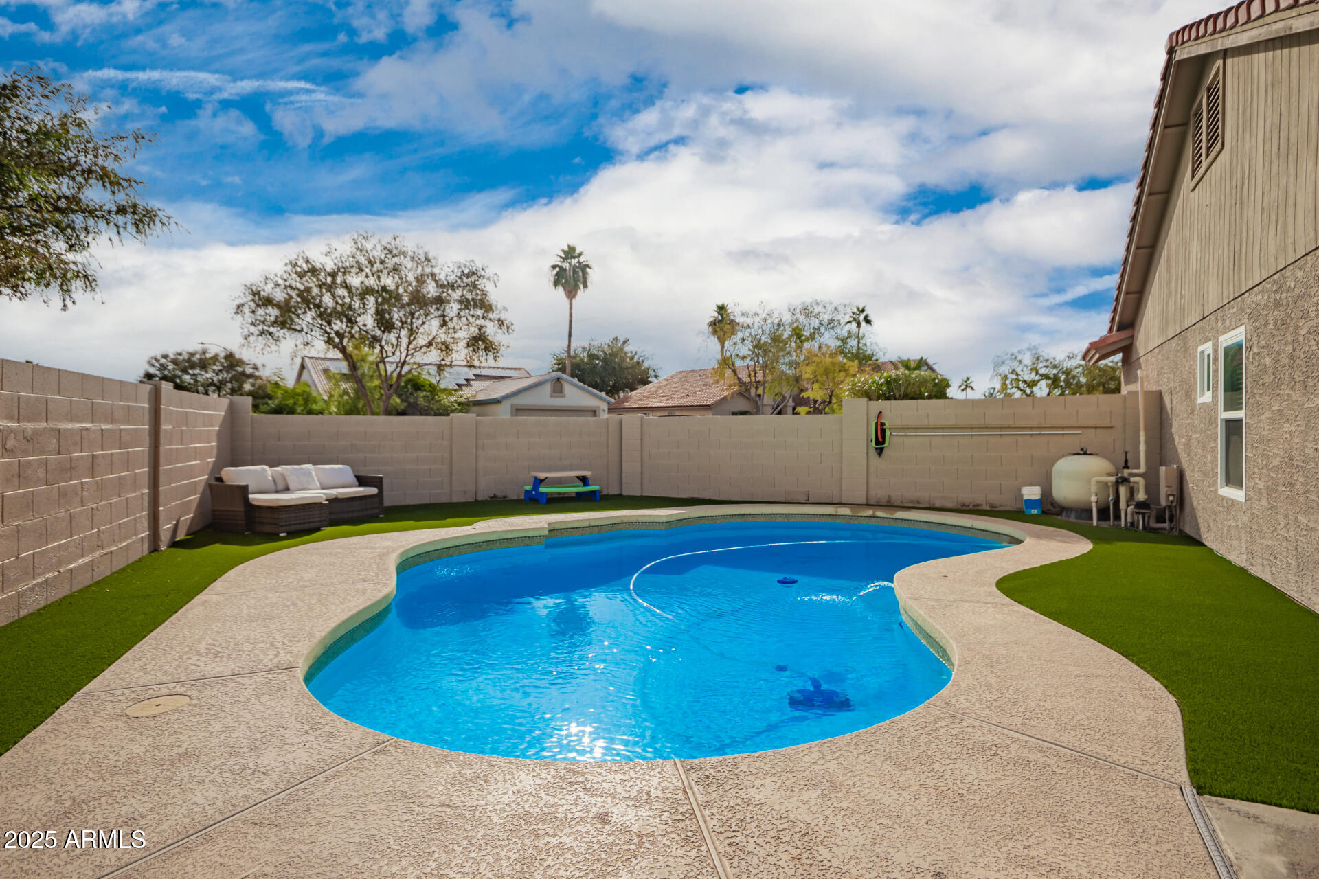 740 W SARAGOSA Street