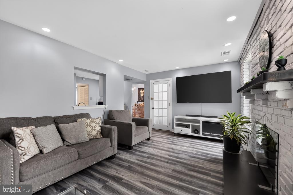 1802 WINDING WAY