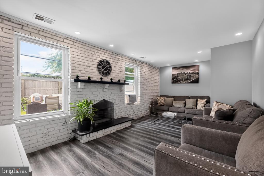 1802 WINDING WAY