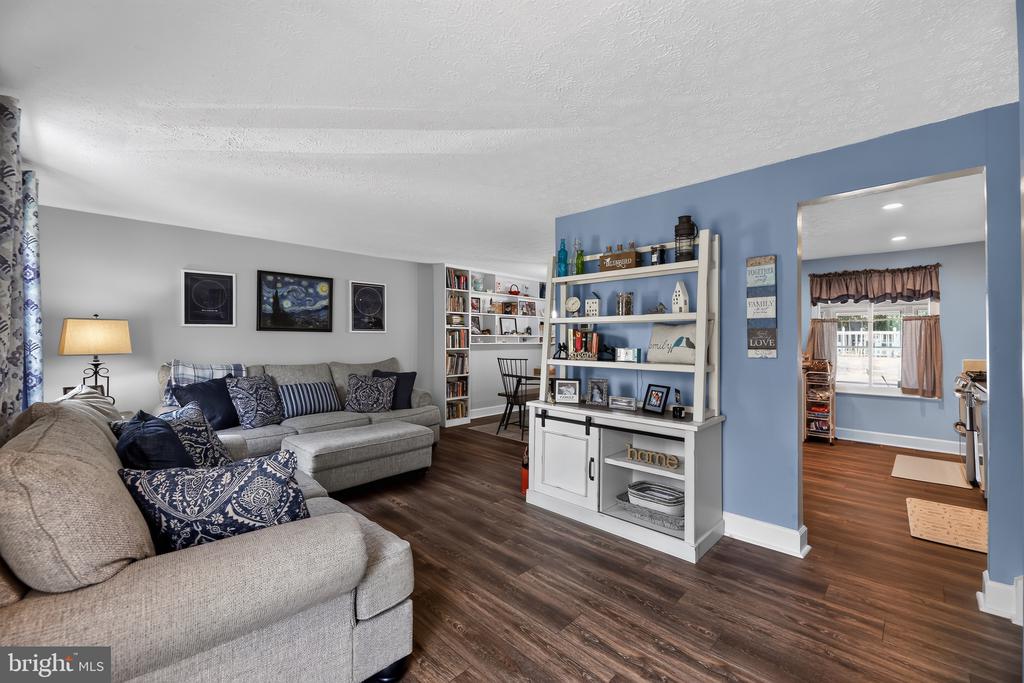 3 FOXWOOD COURT