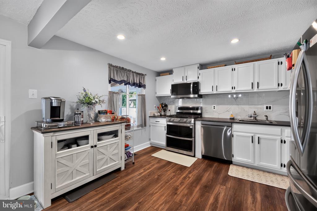 3 FOXWOOD COURT