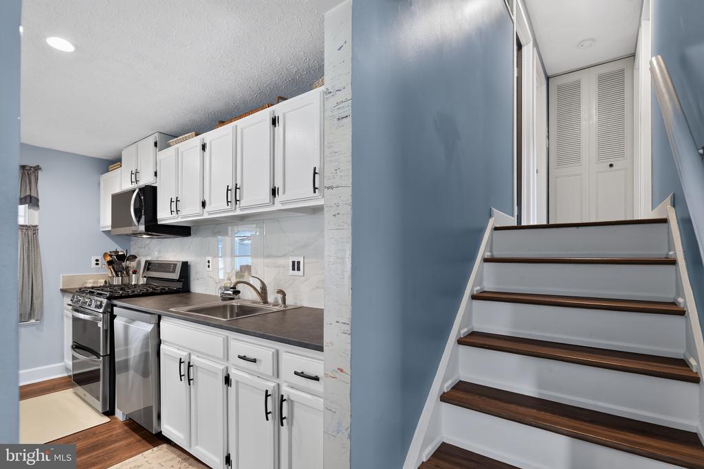 3 FOXWOOD COURT