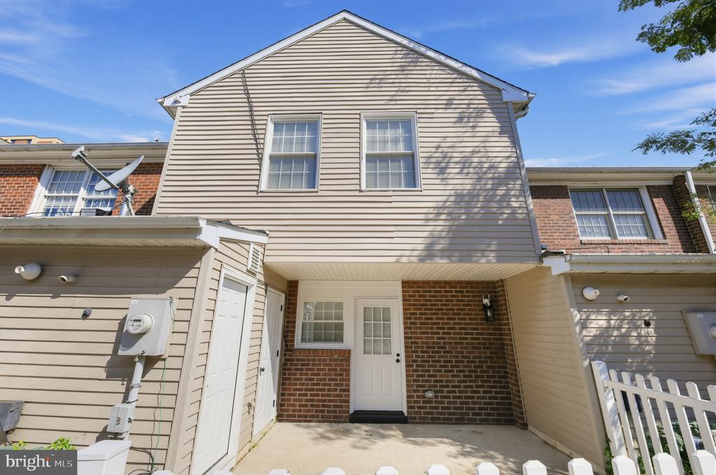203 STEVENS COURT