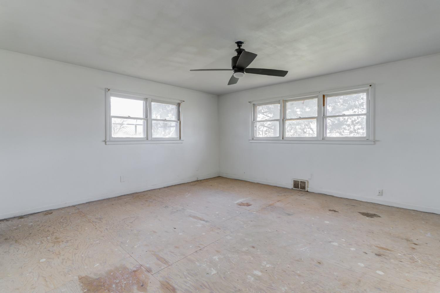 2805 N University