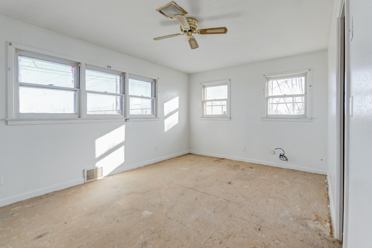 2805 N University