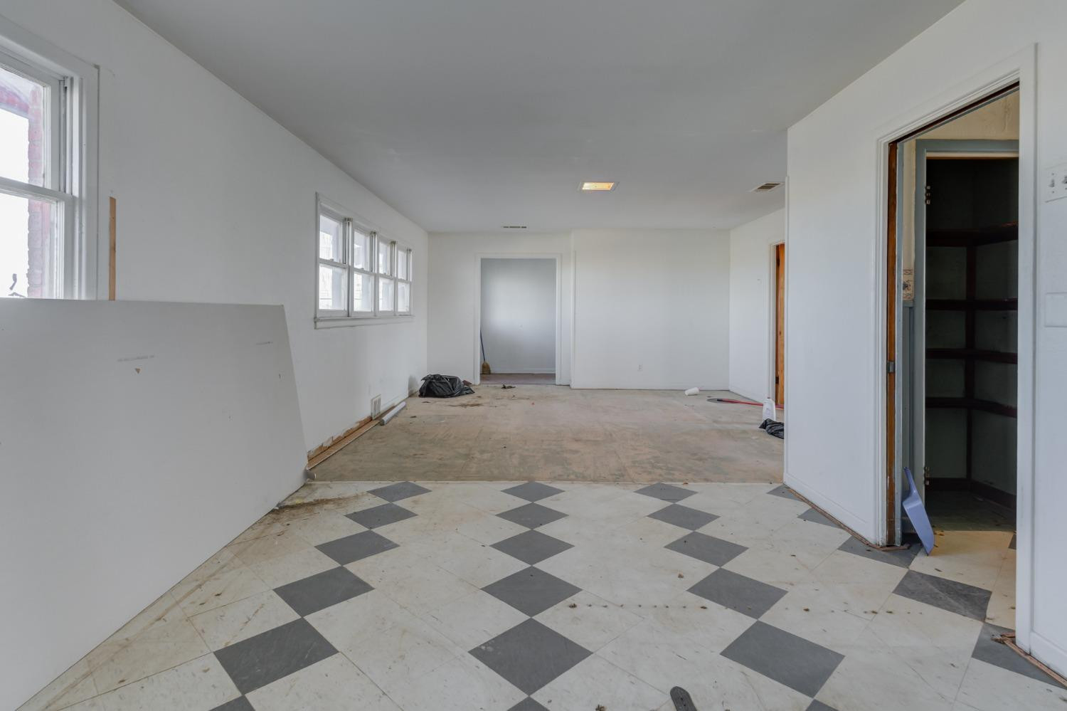 2805 N University