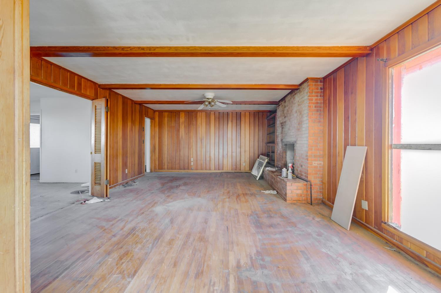 2805 N University