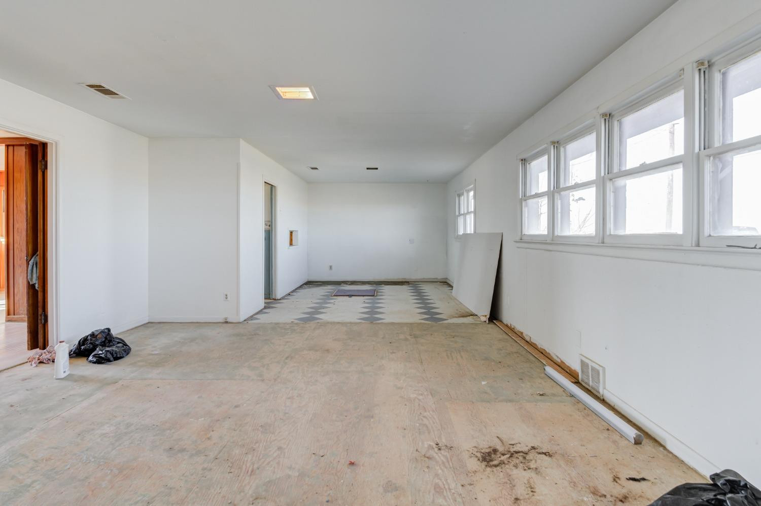 2805 N University