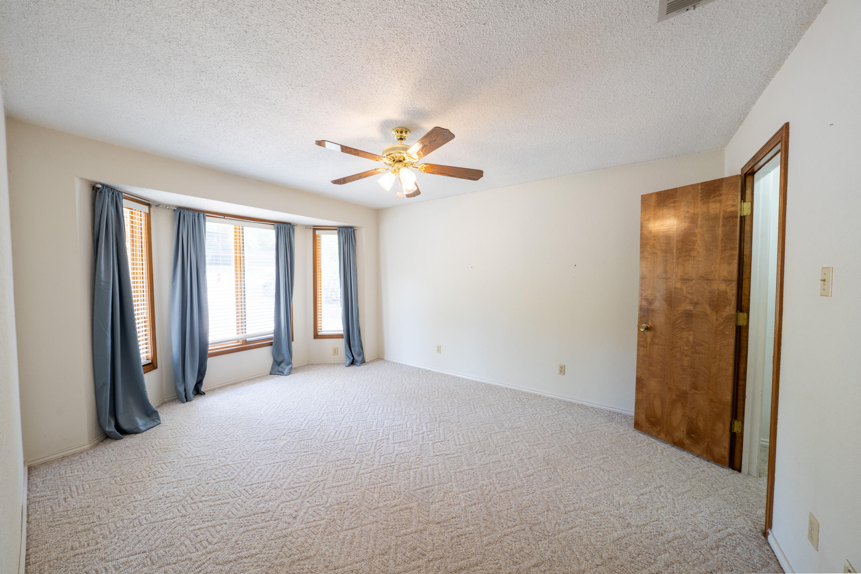 21 E Brookhollow Drive