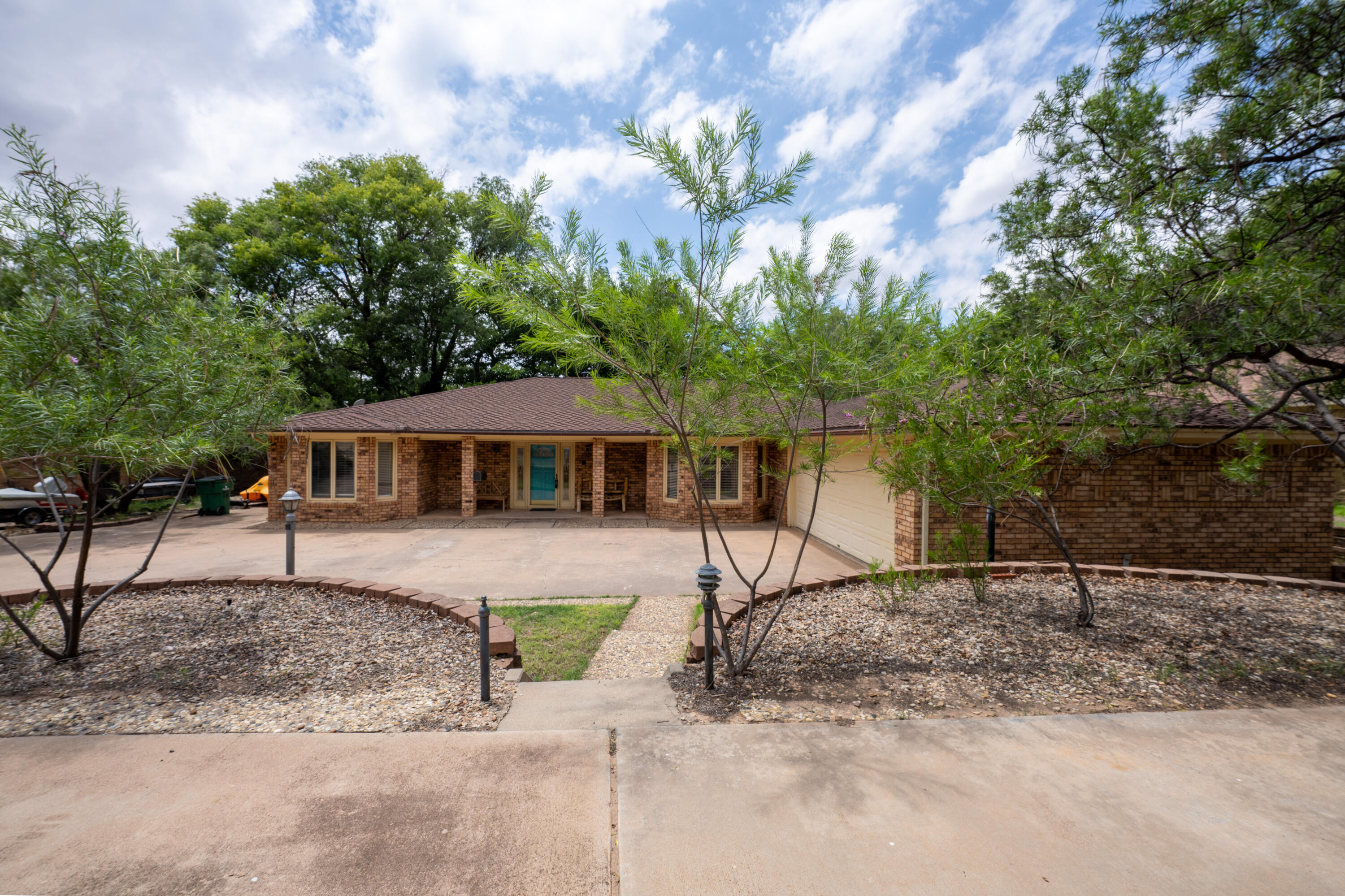 21 E Brookhollow Drive