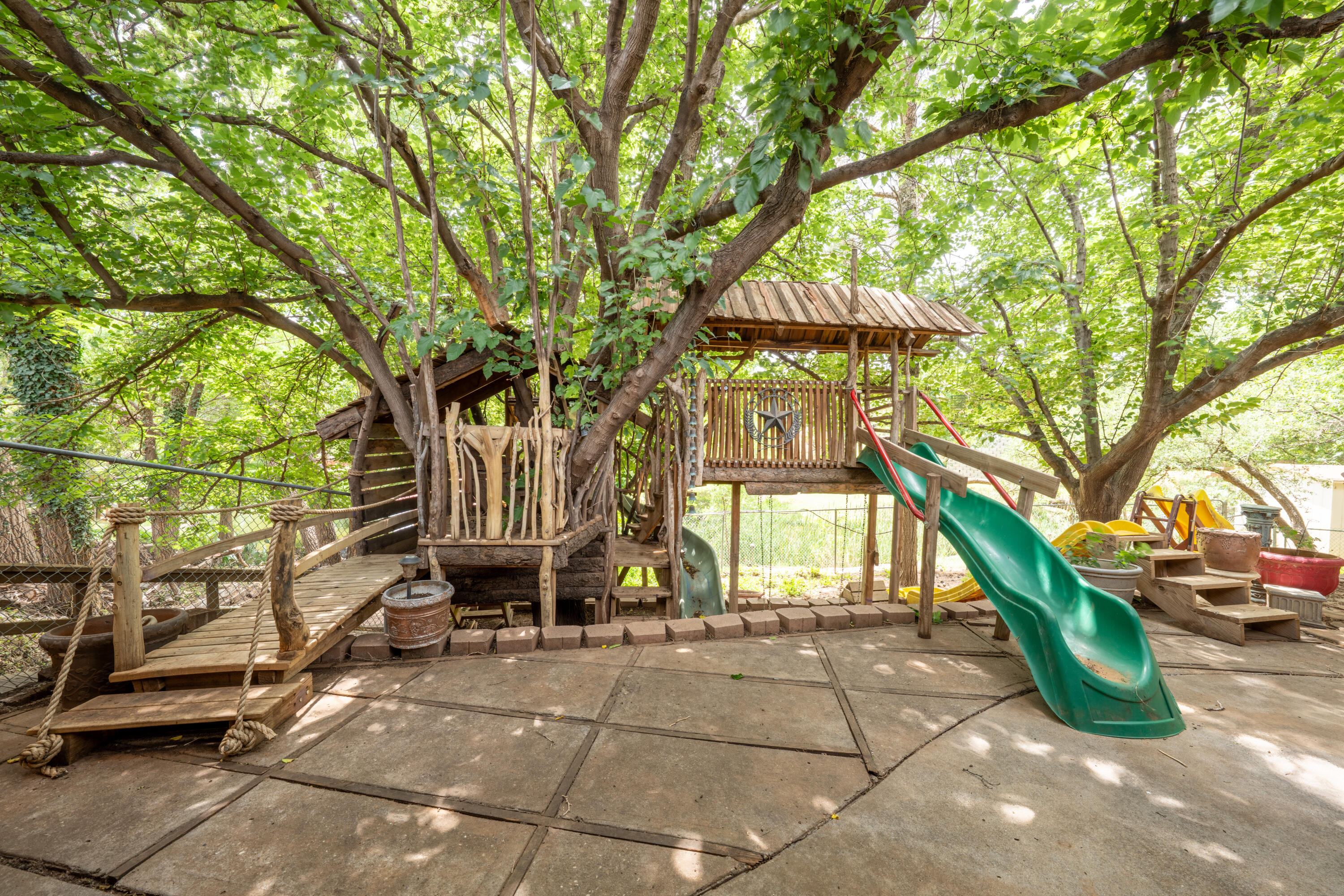 21 E Brookhollow Drive