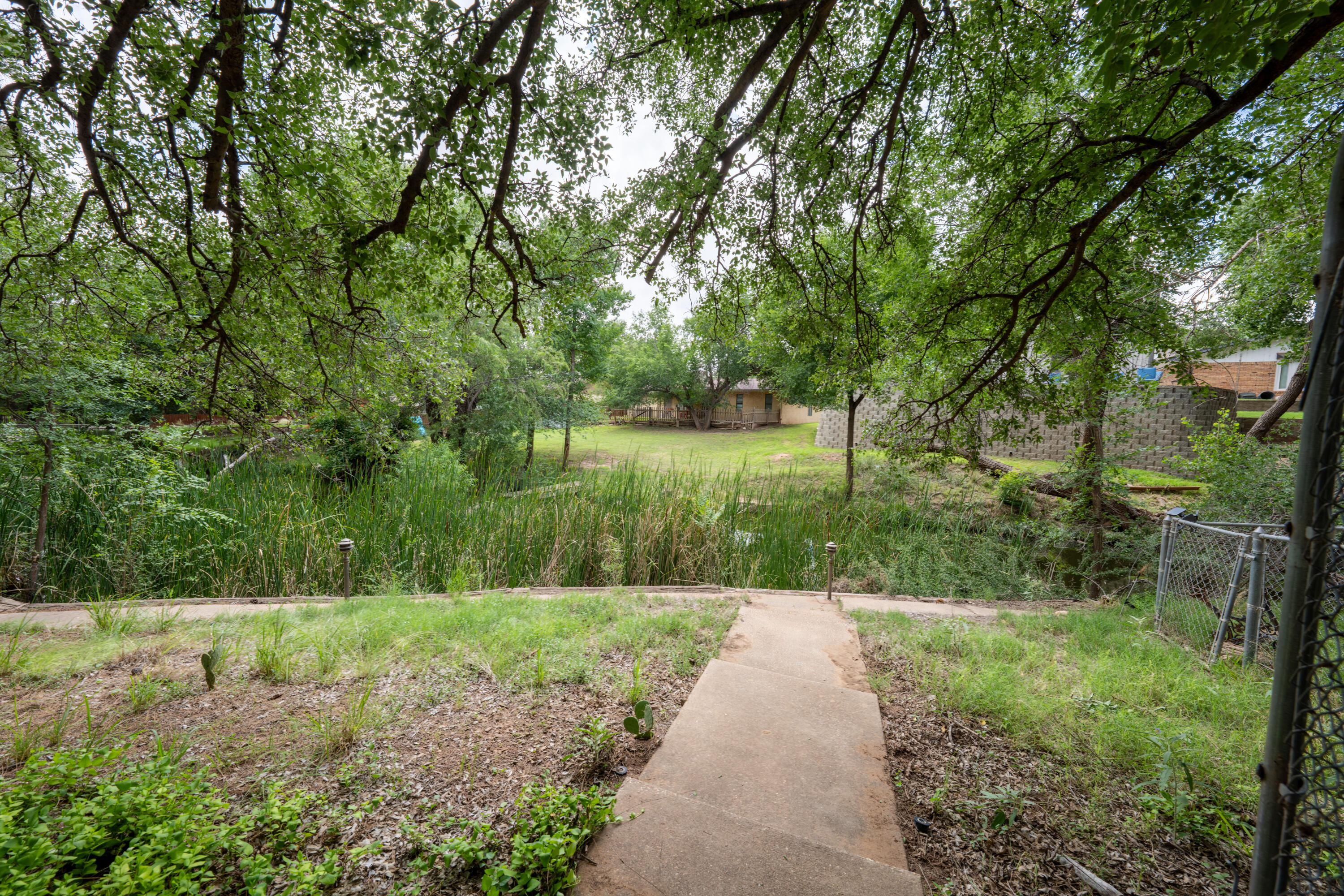 21 E Brookhollow Drive