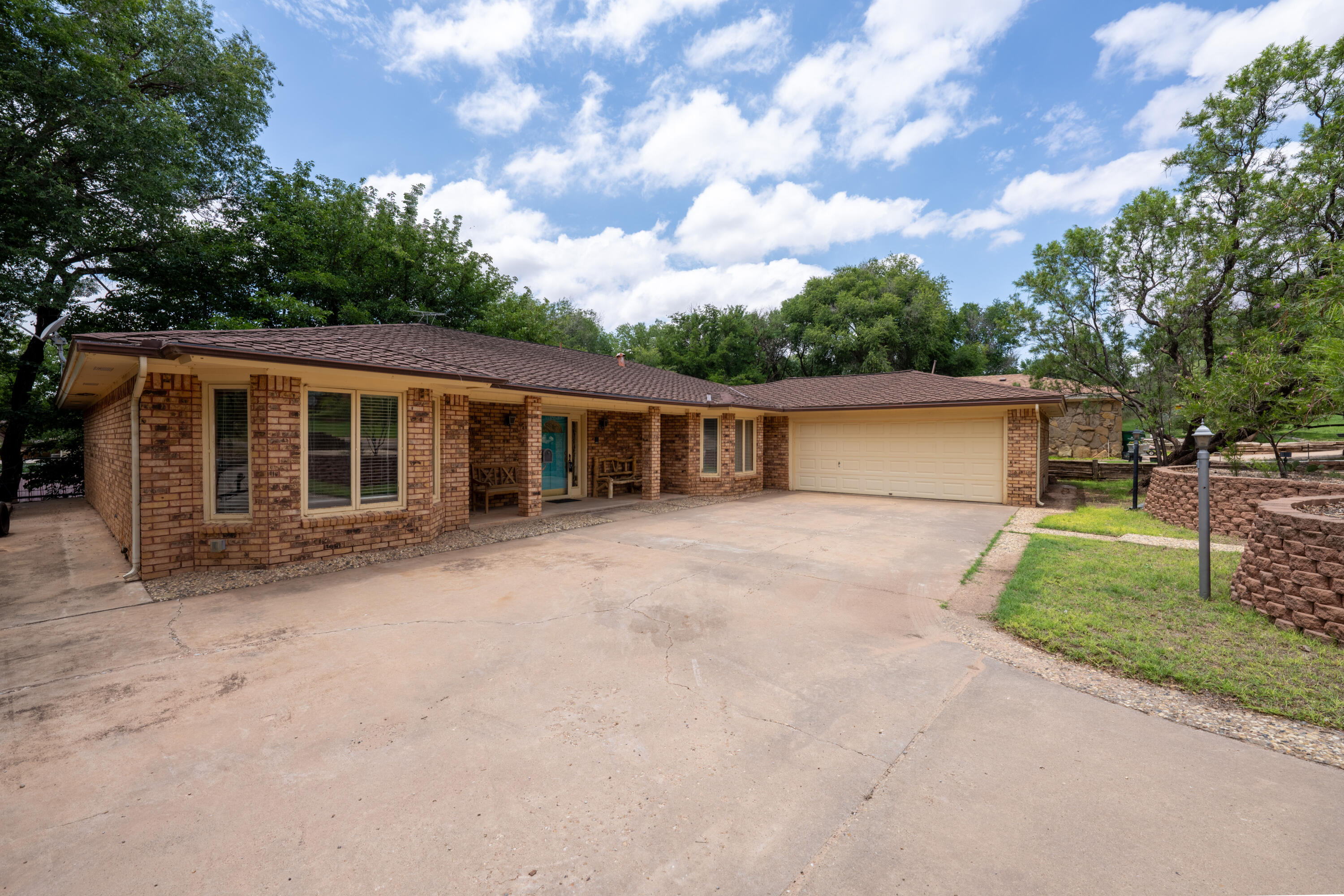 21 E Brookhollow Drive