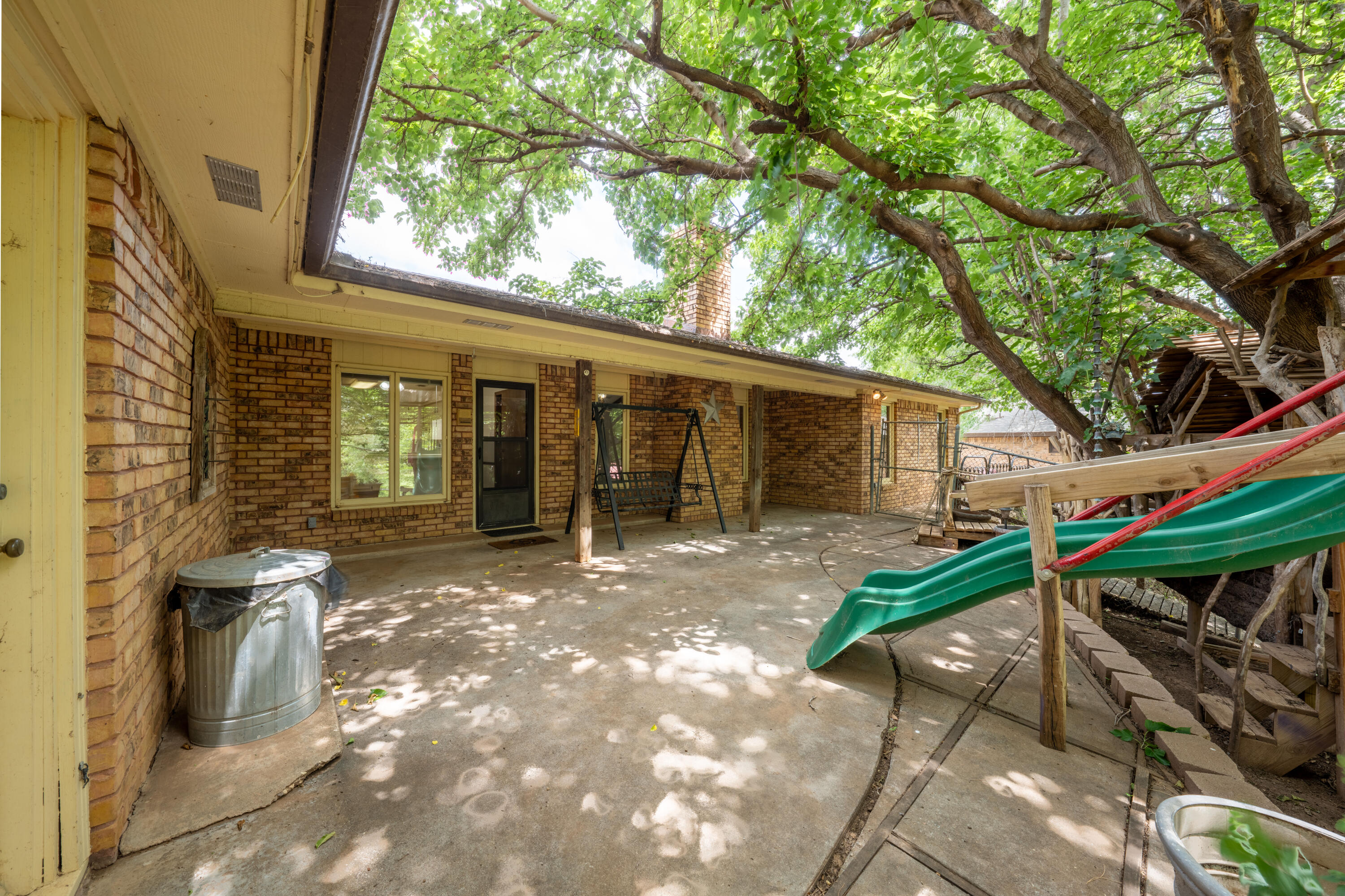 21 E Brookhollow Drive