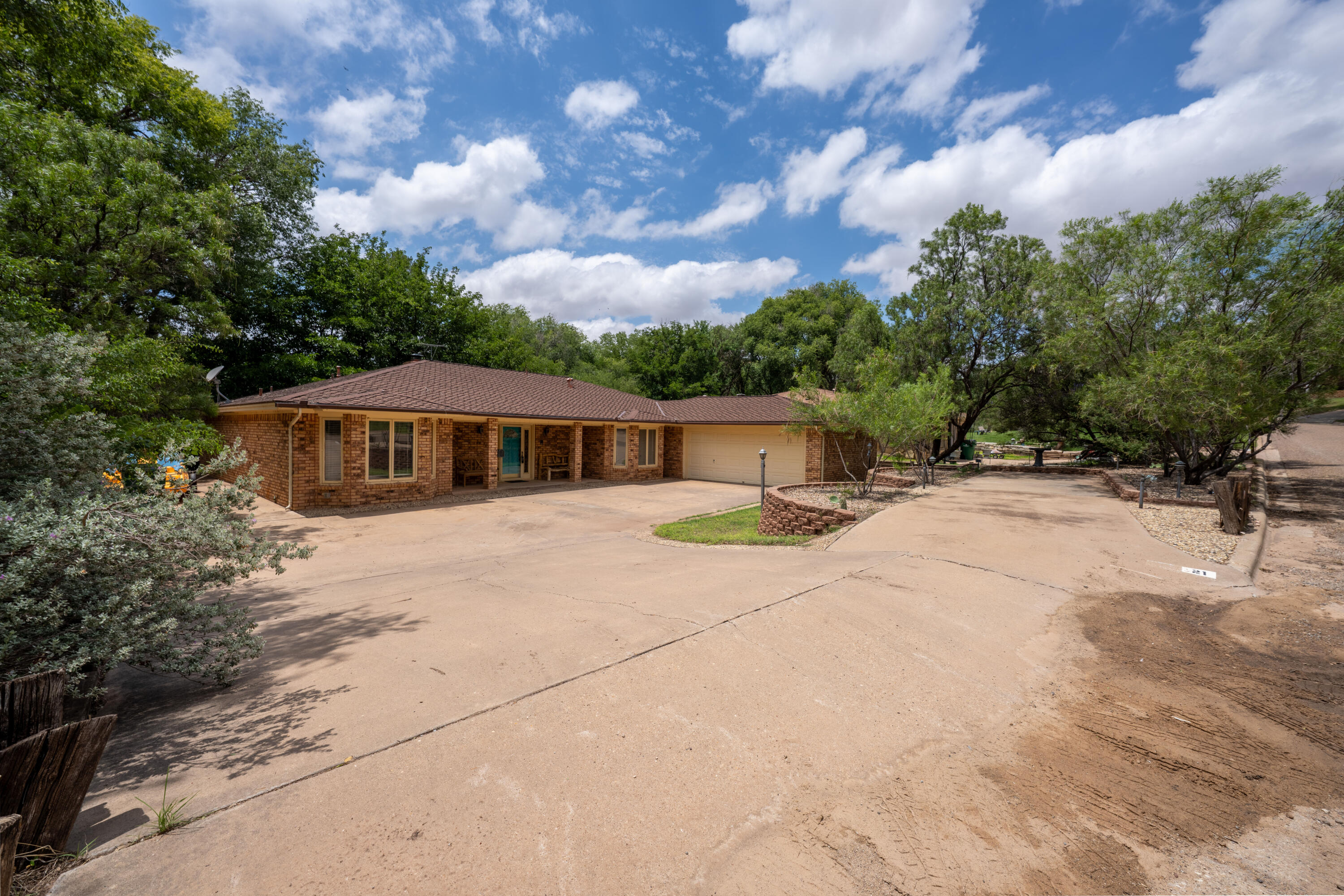21 E Brookhollow Drive