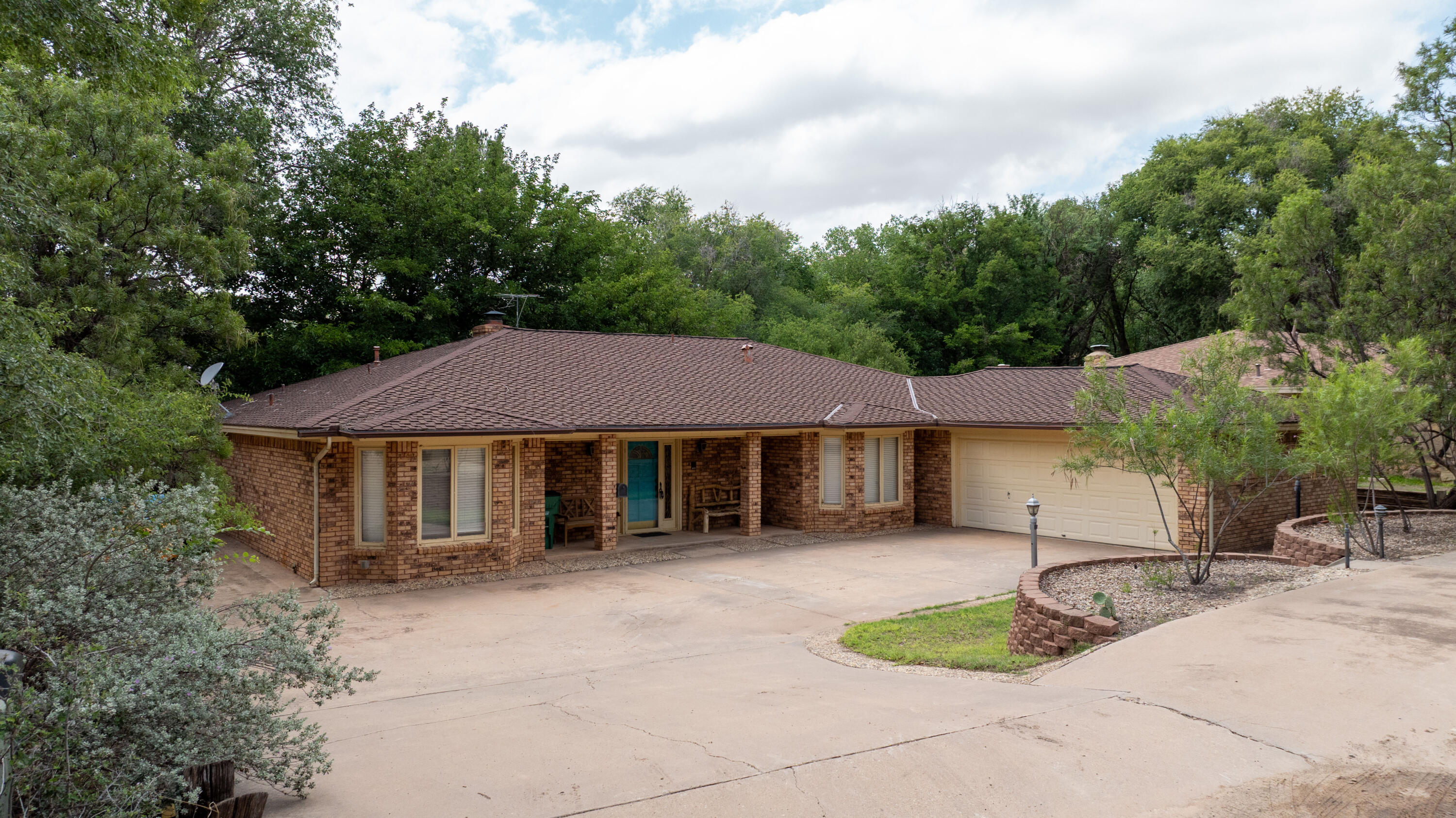 21 E Brookhollow Drive
