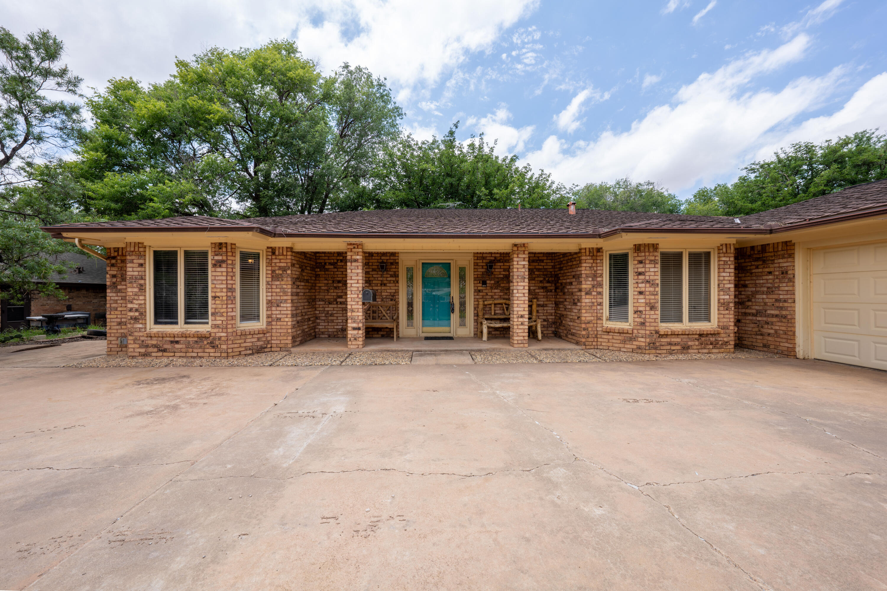 21 E Brookhollow Drive